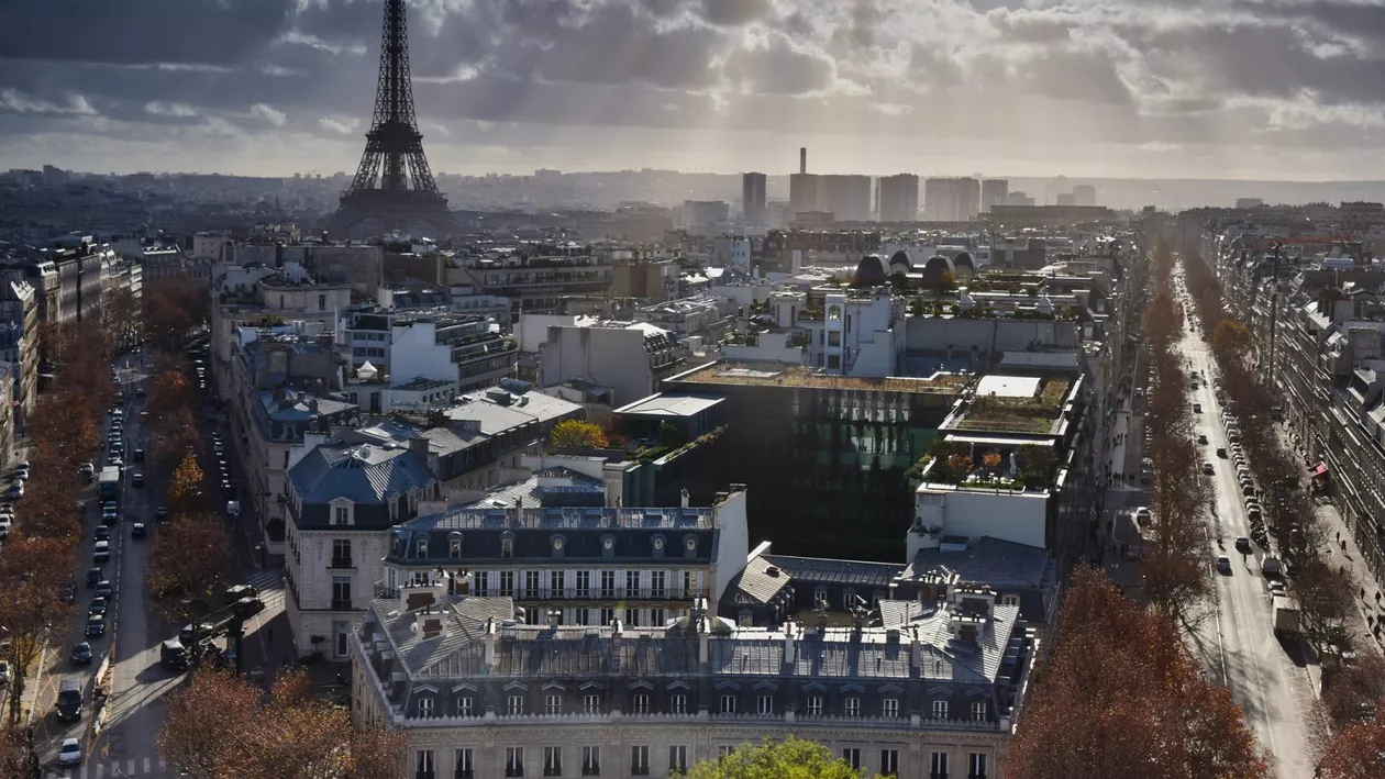 Munţi de gunoaie pe străzile din Paris, după ce angajații de la salubritate au intrat în grevă