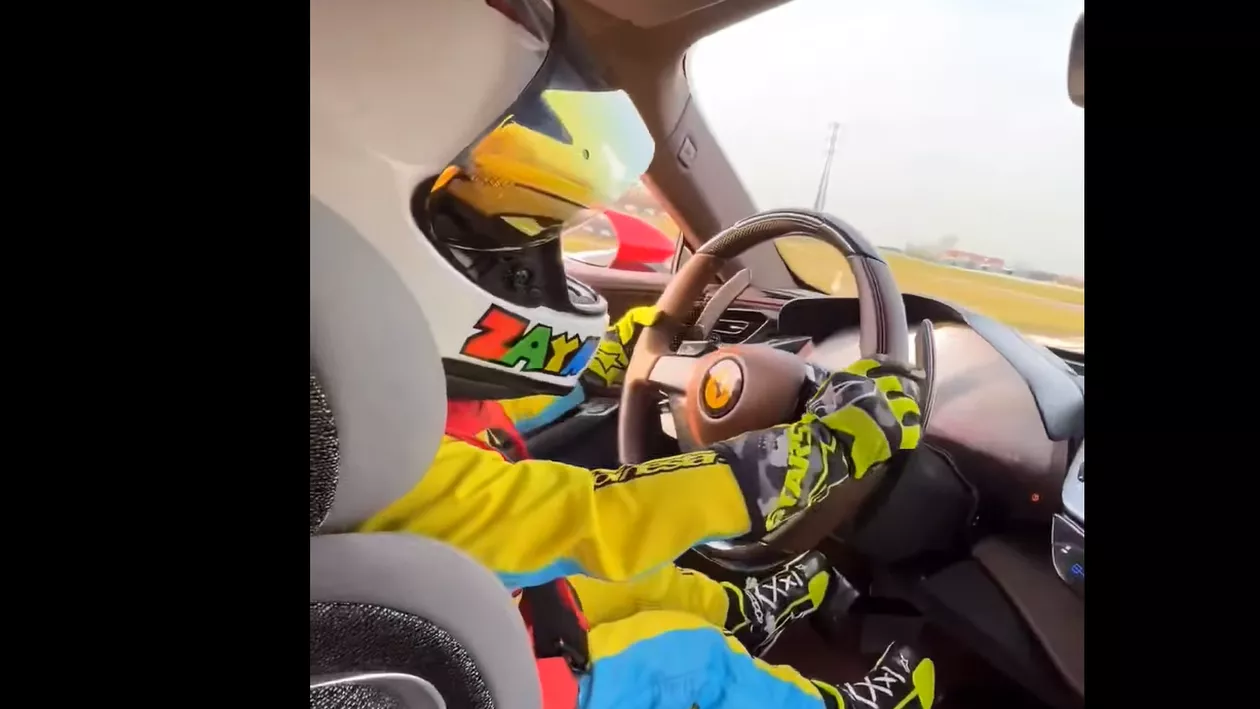 Un politician în Turcia, fost șofer de curse, și-a lăsat fiul de 3 ani să conducă un Ferrari SF90 Stradale