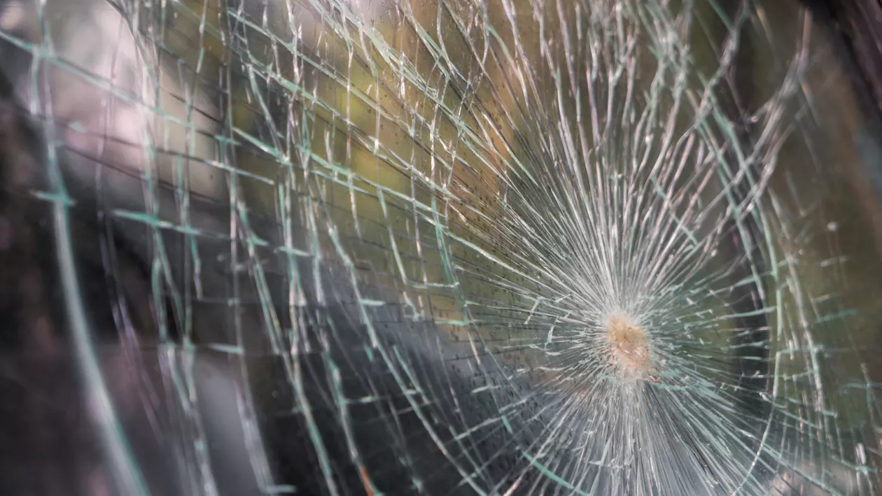 Accident rutier grav în Arad: Cinci pasageri răniți, printre care trei copii