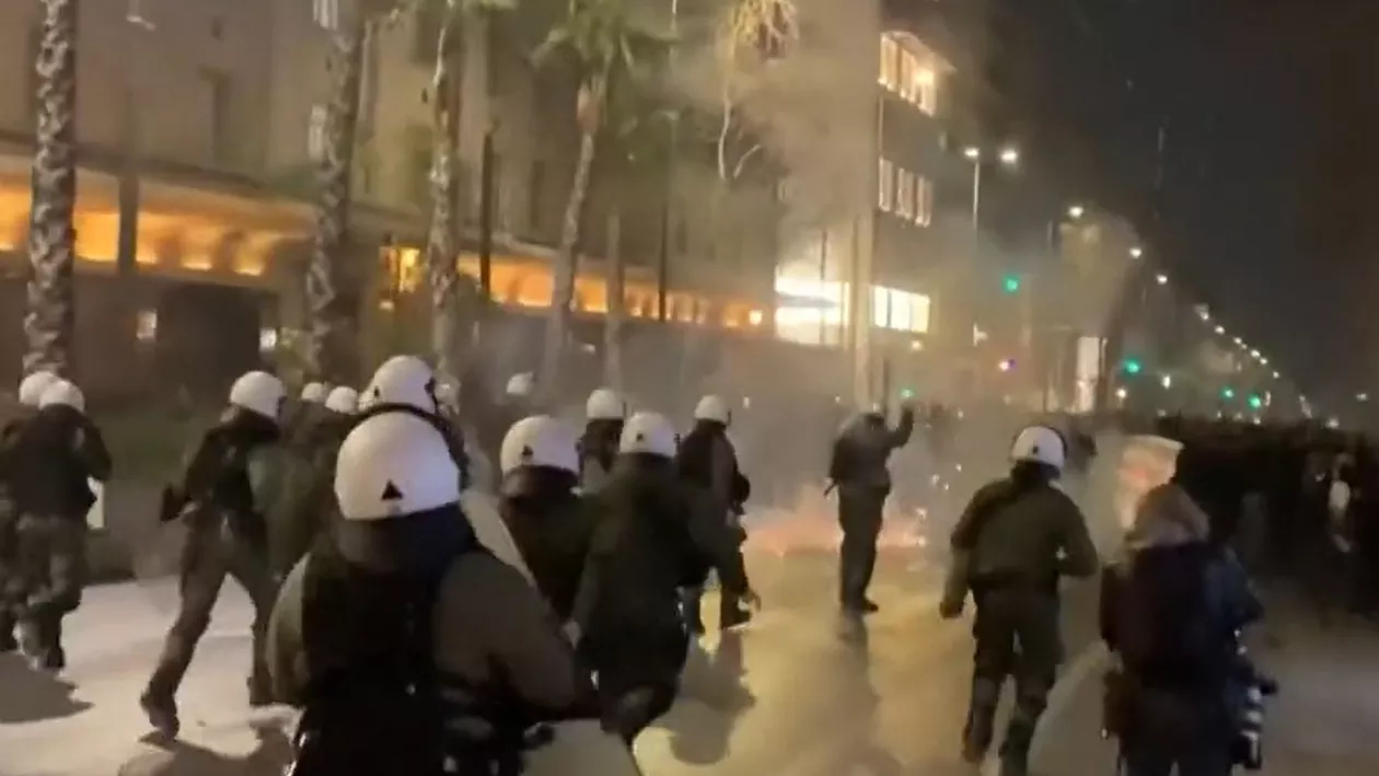 Proteste în Grecia după tragedia feroviară. Angajații căilor ferate anunță greve (VIDEO)