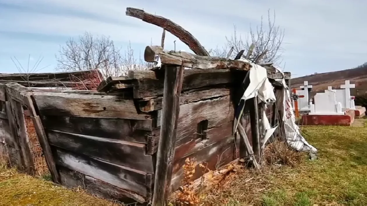 O biserică de lemn veche de 400 de ani din Transilvania, lăsată să putrezească: „Preoții ne-au mai spus că vor să o refacă, dar nu s-a mai întâmplat acest lucru”