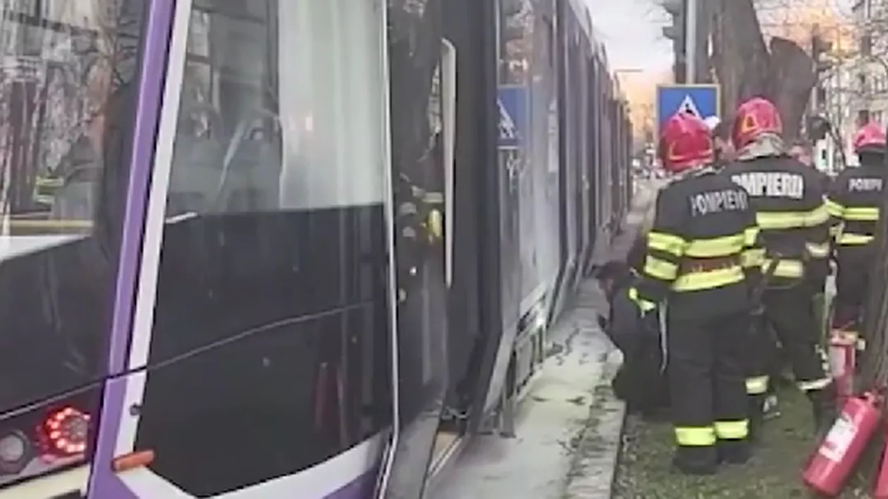 Un tramvai nou a luat foc în zona centrală a Timișoarei. Vehiculul se afla în mers, iar pasagerii s-au autoevacuat