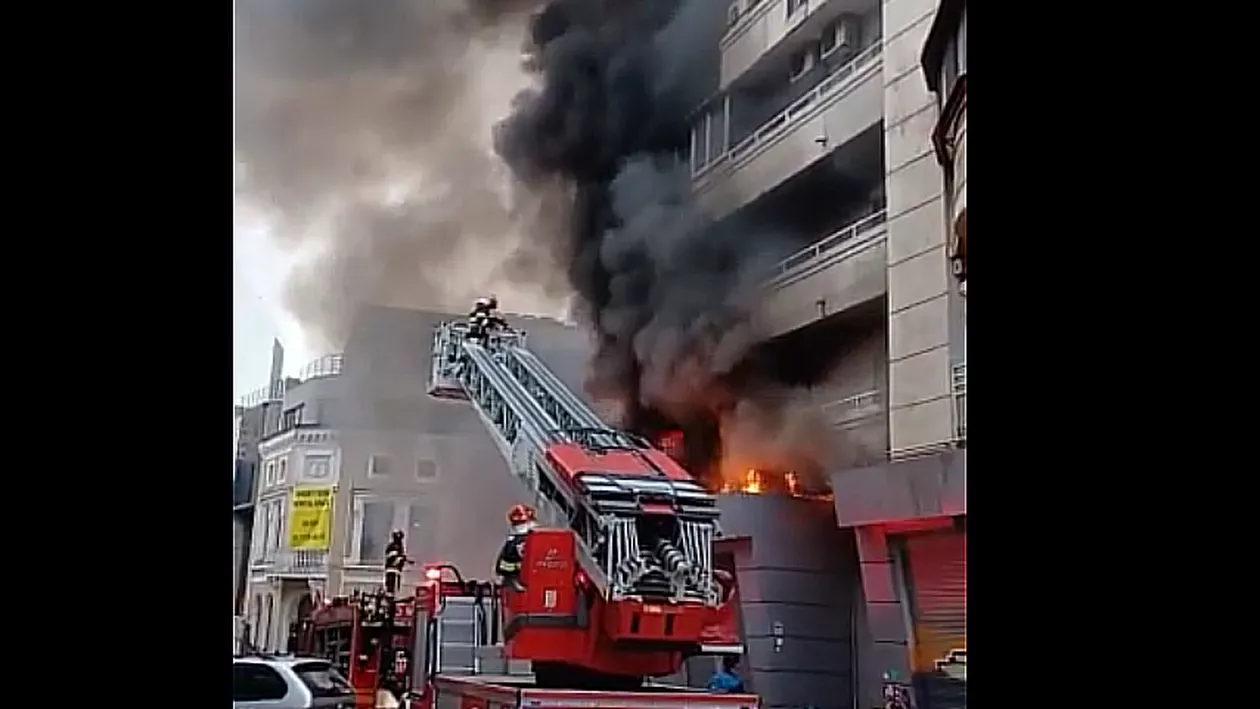 Incendiu puternic în centrul Capitalei, la 50 de metri de Magazinul Unirii. Traficul rutier a fost blocat (VIDEO)