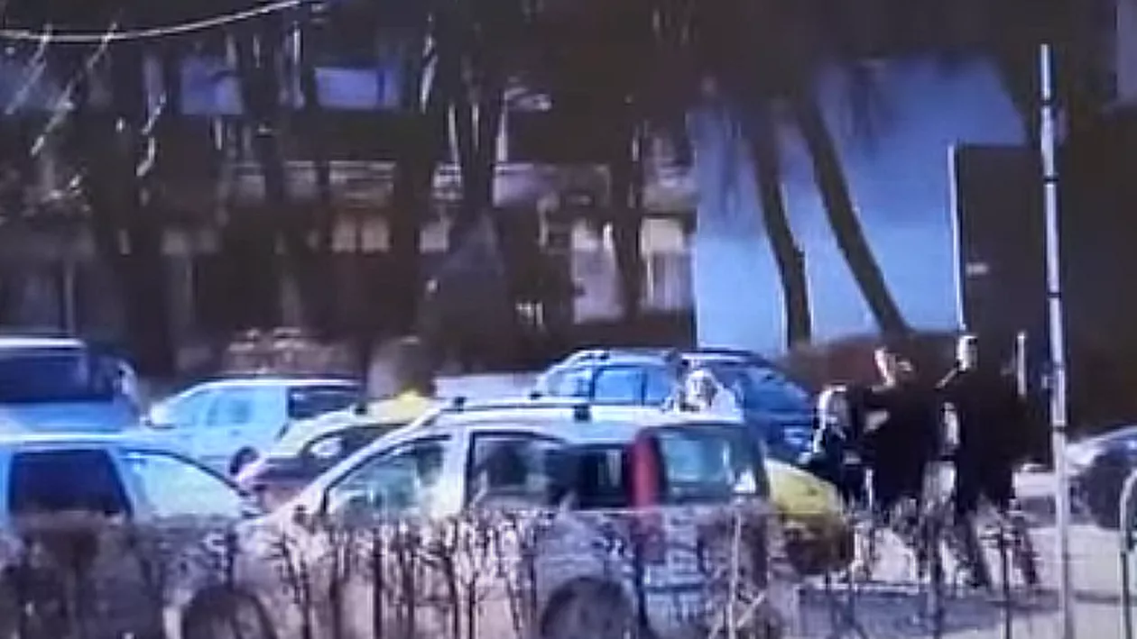Taximetrist fugărit și pus la pământ de pietoni după ce nu a acordat prioritate (VIDEO)