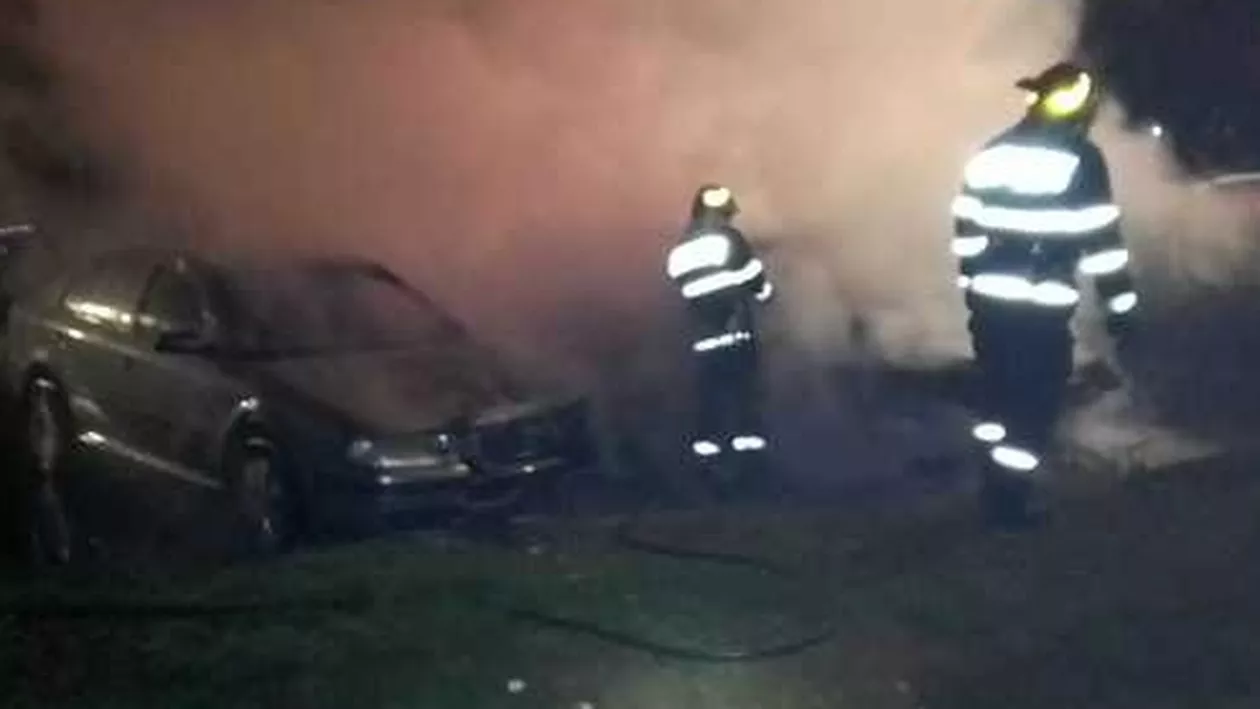 Trei mașini s-au făcut scrum într-o parcare din Vâlcea. Momentul în care piromanul a dat foc surprins pe camerele stradale (VIDEO)