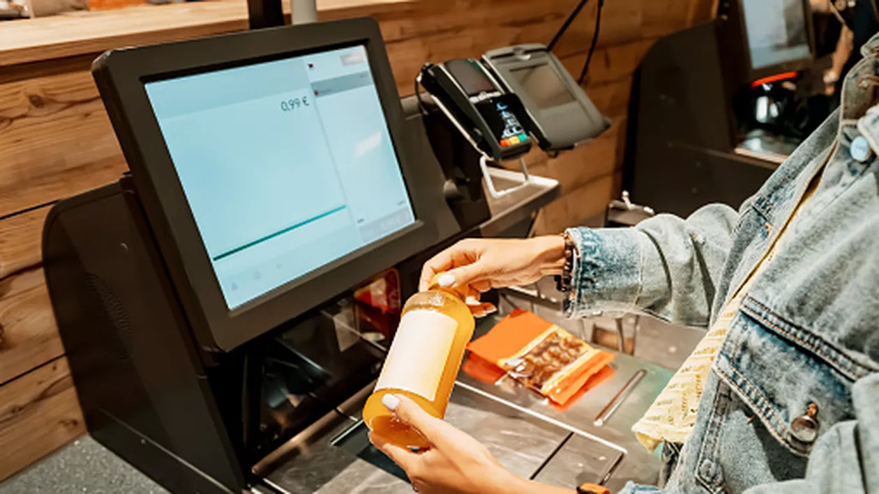 Ce fac românii la casele de marcat self scan. „Diminuează sistemele care își exploatează lucrătorii”