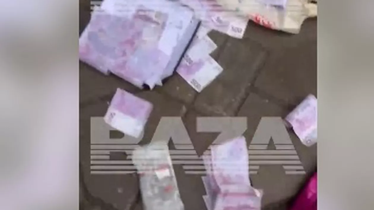 Ninge cu bani în Moscova: Un rus și-a aruncat pe geam toți banii când FSB voia să-i percheziționeze apartamentul (VIDEO)