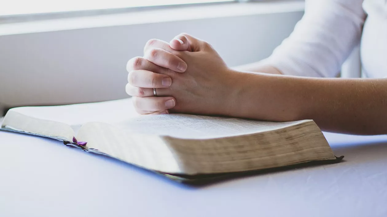 O familie de fanatici religioși, izolată de lume: Copiii nu învață, nu ies din casă și n-au acces la medicamente