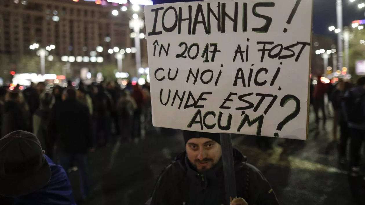 Câteva sute de persoane au protestat în Piața Victoriei, după ce senatorii au votat pragul de 250.000 de lei pentru abuzul în serviciu: „Lupul (PSD) îşi schimbă părul (+PNL+UDMR), dar năravul (OUG 13) ba” (VIDEO, FOTO)