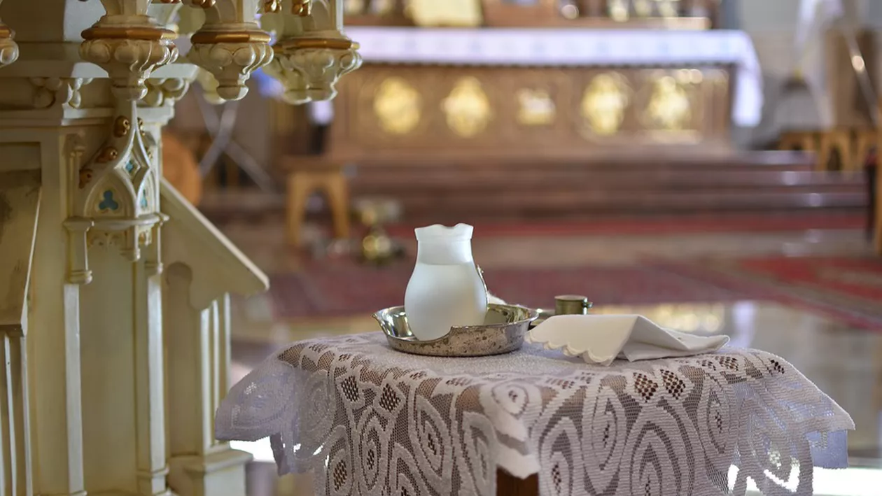 La un pas de tragedie: O fetiță de 8 luni a fost botezată cu apă cu dezinfectant