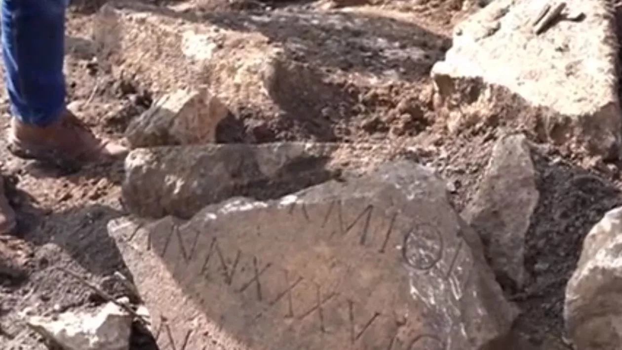 Sarcofag vechi de 1700 de ani, distrus cu excavatorul în cimitirul din Alba Iulia. „E excavatorist. Dă de niște pietre, le scoate!” (VIDEO)