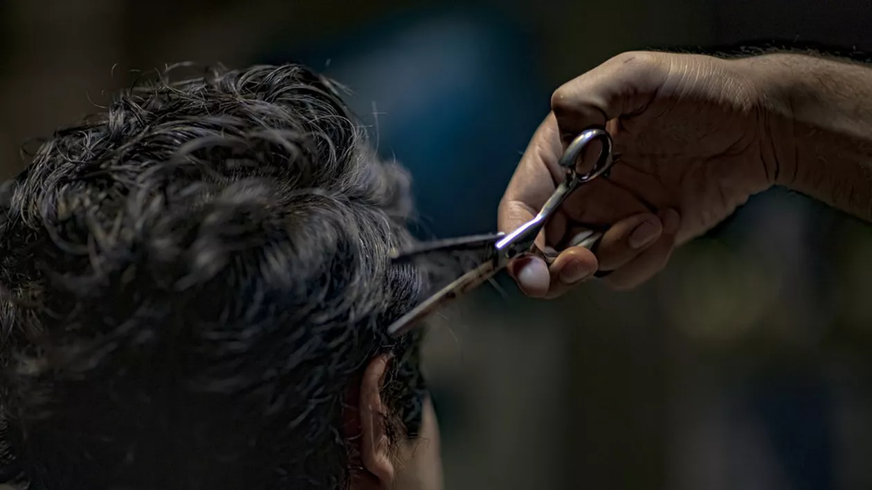 Frumusețe cu orice preț: Un bărbat beat a amenințat două angajate ale unui salon de frumusețe să-i ofere servicii gratuite