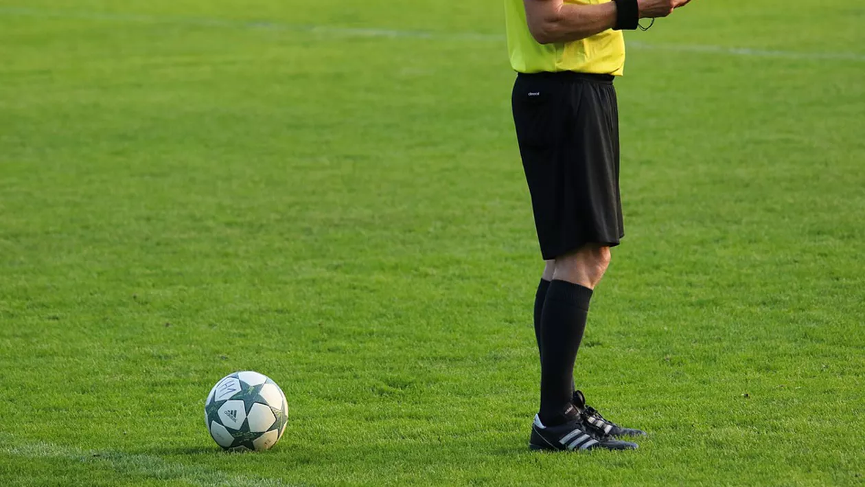 Momente tensionate în fotbalul românesc! Mai mulți arbitri sunt anchetați pentru că ar fi jucat la pariuri