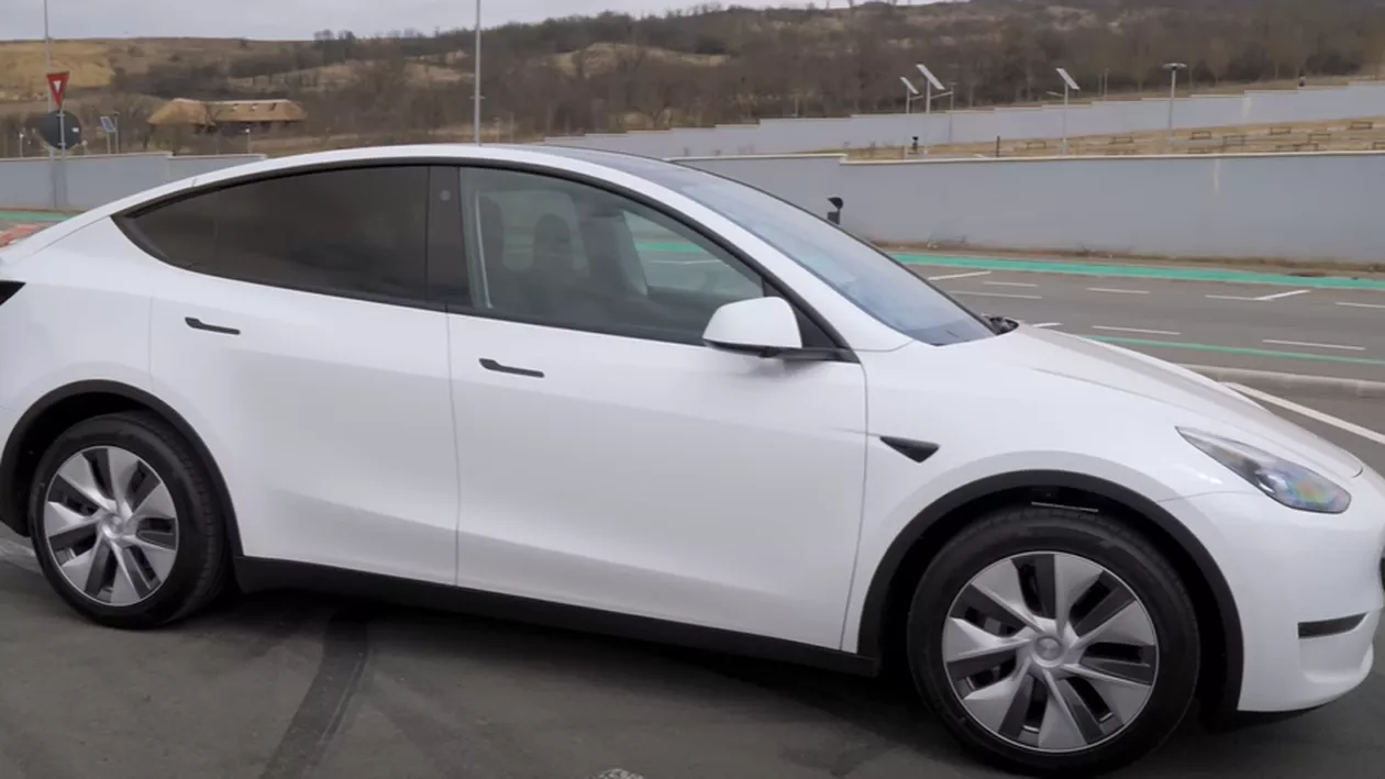 Moda BMW-ului pe linia de tramvai a fost luată de Tesla. „Cine știe, poate se și încarcă”