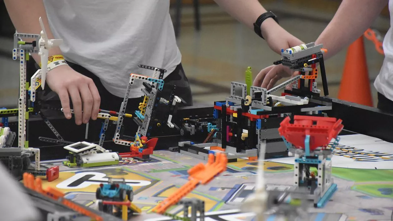 România, reprezentată la concursul mondial de robotică din Maroc de 10 elevi din Râmnicu Vâlcea