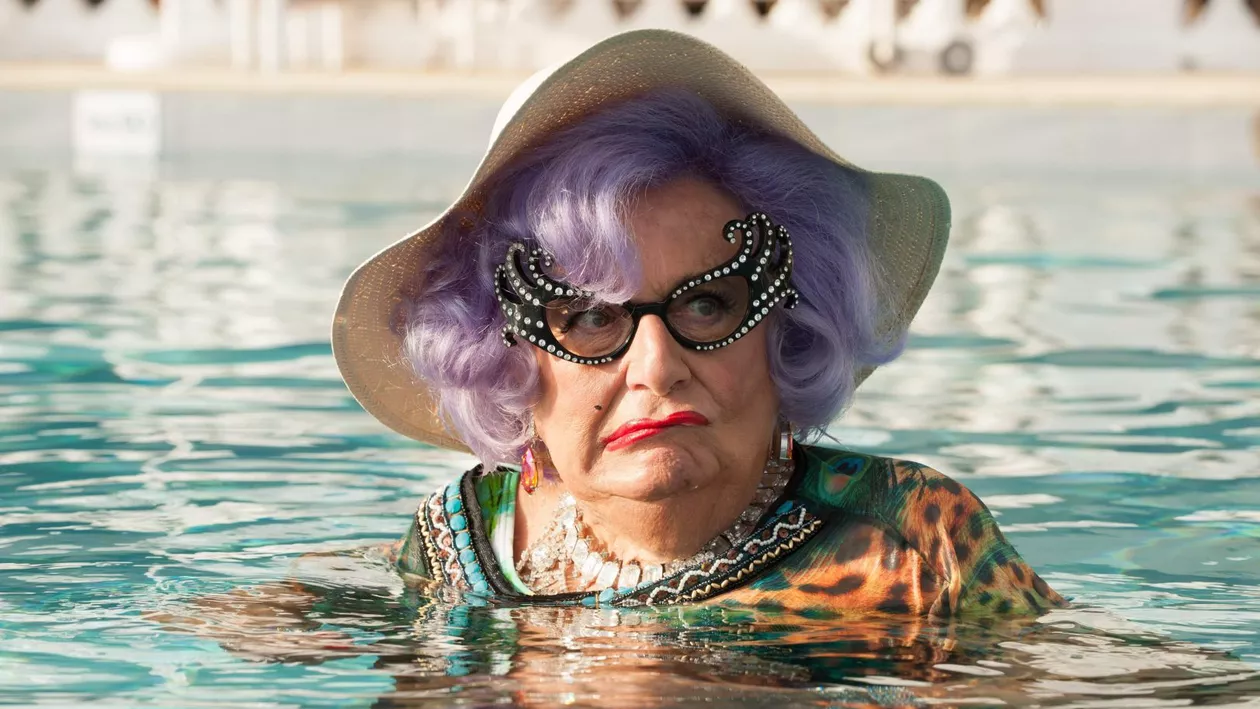 A murit Barry Humphries, comediantul care interpreta personajul Dame Edna Everage