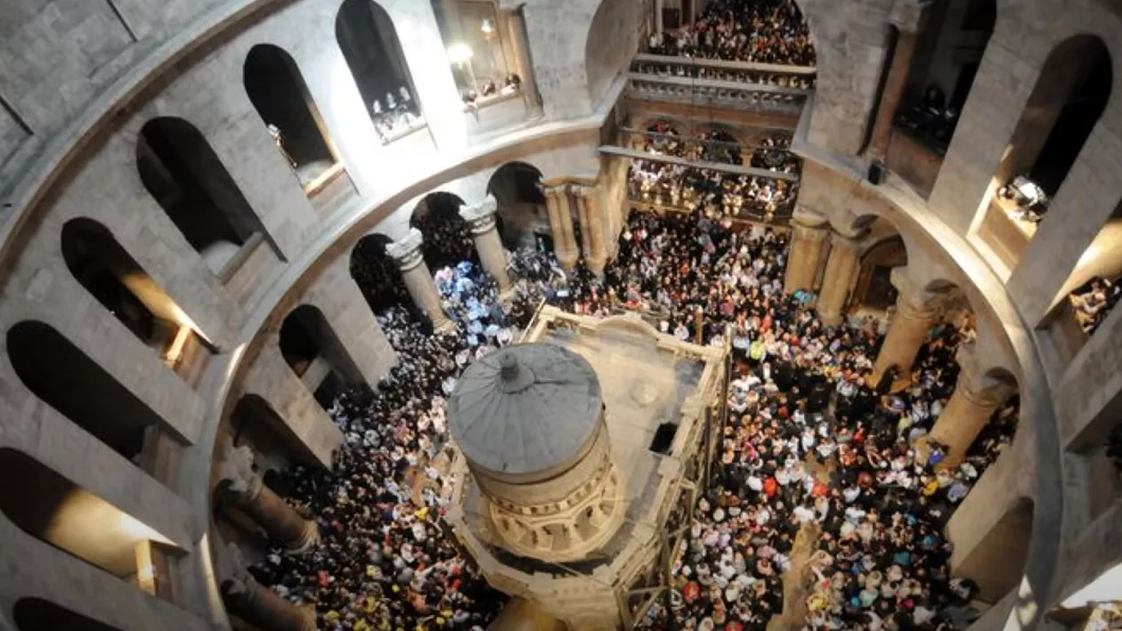 Sfânta Lumină de Învierea lui Hristos: Ce se întâmplă dacă aceasta nu coboară