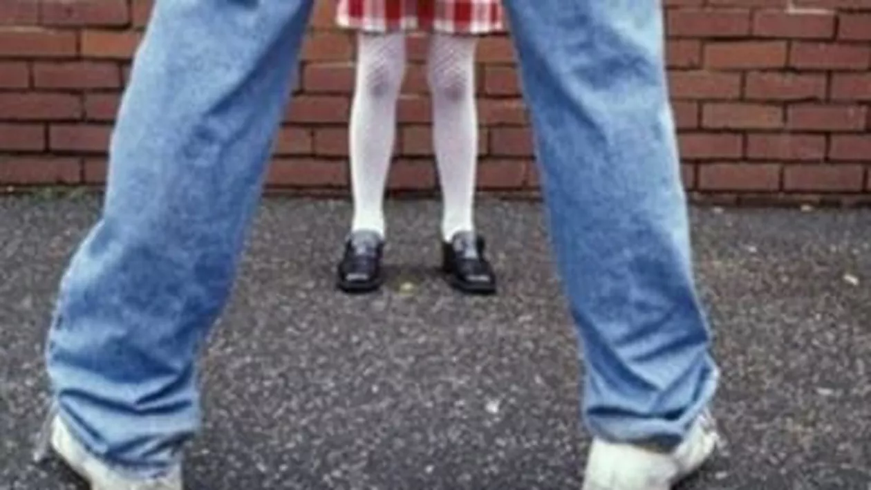 O polițistă s-a îmbrăcat în școlăriță ca să prindă un pedofil periculos / Doar așa a reușit să-l bage după gratii