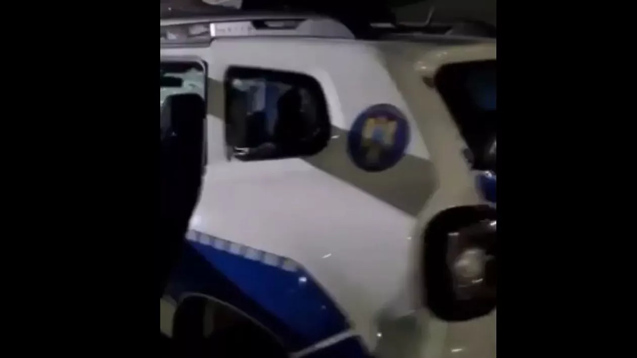 Mașină de poliție făcută zob de un ”cetățean cu impozitele plătite la zi”. ”Nu-i pot suporta!” (VIDEO)