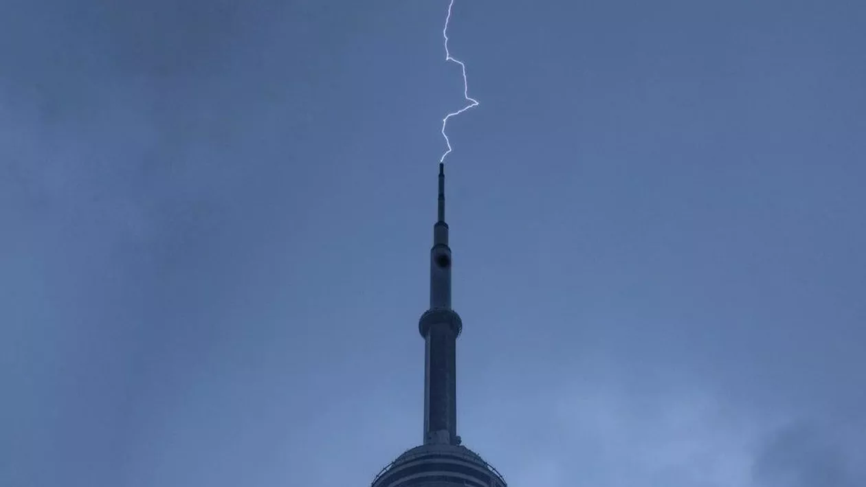 Turnul Național Canadian a fost lovit de fulger / Autoritățile asigură că nu există motive de îngrijorare