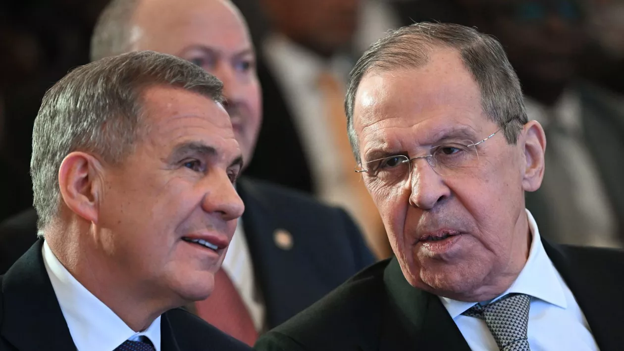 Șeful republicii Tatarstan, omul lui Putin întors de pe aeroportul din Chișinău, ar fi survolat fără probleme România cu un avion de lux. Rustam Minnihanov e pe lista sancțiunilor occidentale