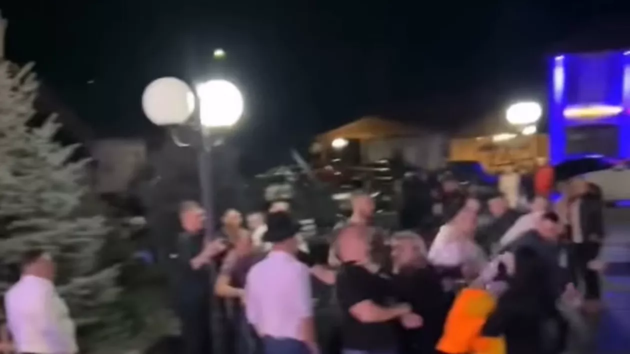 (VIDEO) Bătaie între mai mulți tineri la un bal de Paște din Sibiu, din cauza dedicațiilor muzicale