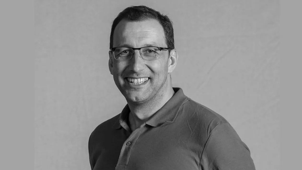 Un antrenor de baschet a murit în timpul meciului la doar 47 de ani / Ambulanța a sosit la sală fără medic