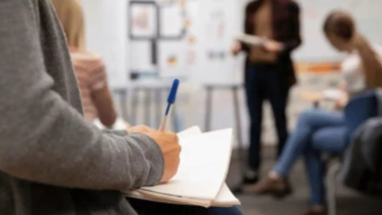 Un profesor de religie din Neamţ a fost pus sub control judiciar, după ce ar fi agresat sexual o elevă în mod repetat