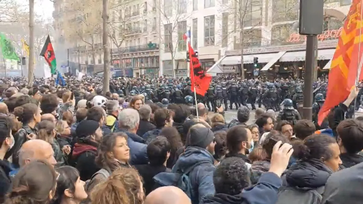 Franța, copleșită de noi proteste violente / Restaurantul parizian La Rotonde, frecventat de Emmanuel Macron, incendiat de manifestanți