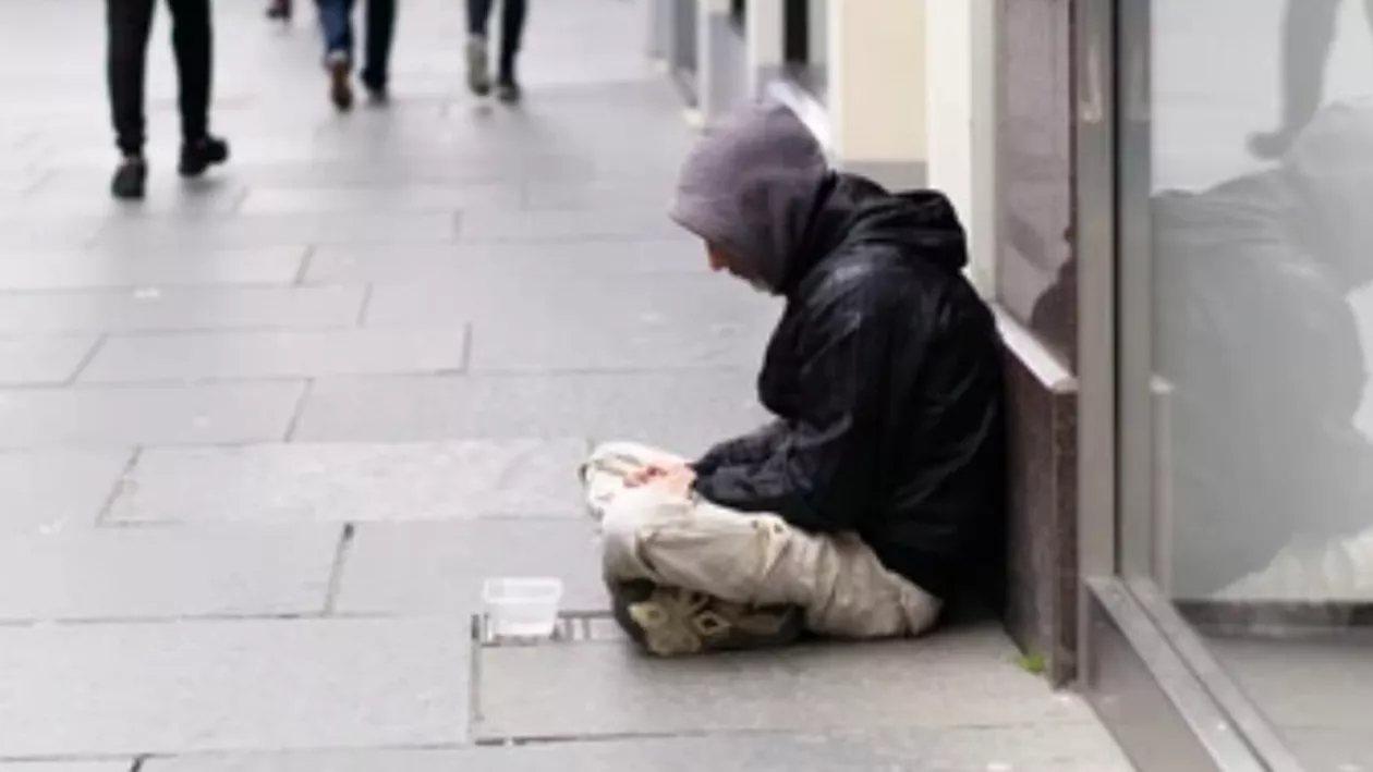 Gestul disperat al unui om al străzii: A luat la bătaie oamenii pentru că au refuzat să-i dea bani / Bărbatul s-a ales cu 7 luni de închisoare