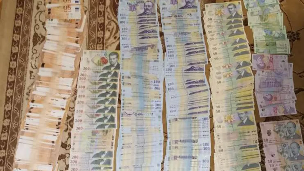 Bani, înscrisuri şi materiale importante pentru anchetă, găsite la percheziţiile din dosarul privind fraudarea fondurilor pentru ucraineni. Prejudiciul e de 2 milioane de euro
