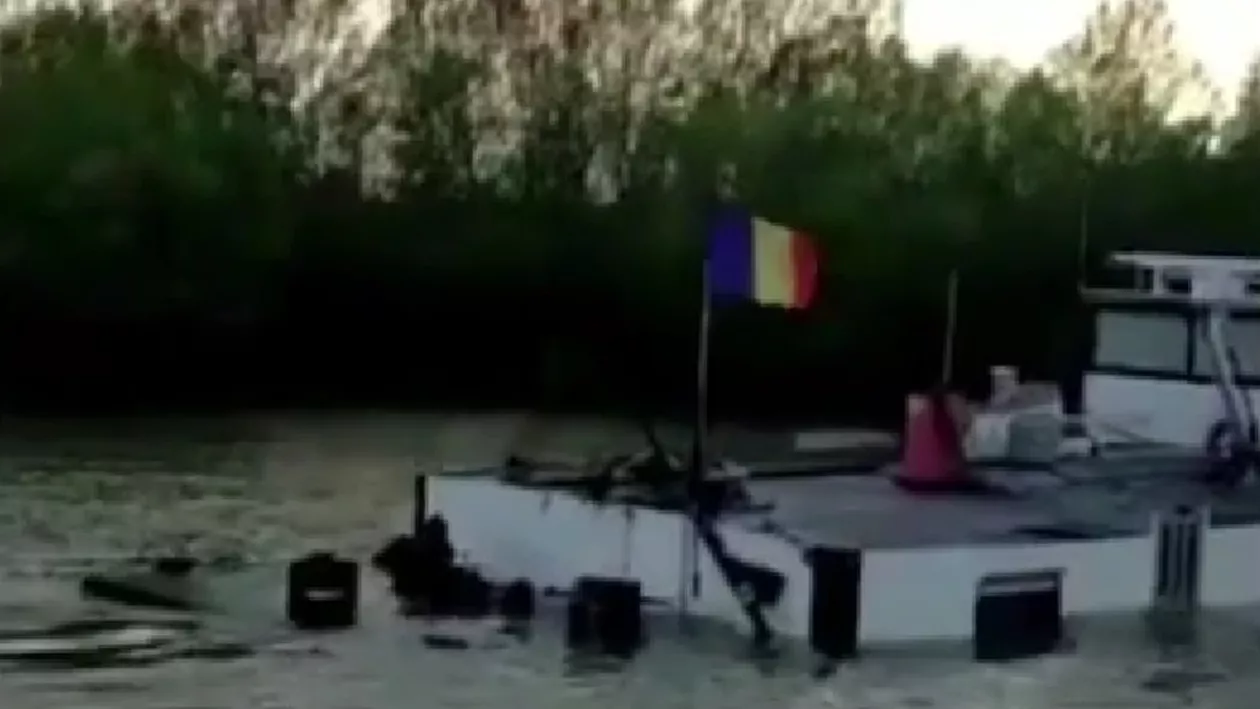 Barjă românească lovită de o navă africană în Portul Reni din Ucraina. Barja era încărcată cu sulfat de amoniu