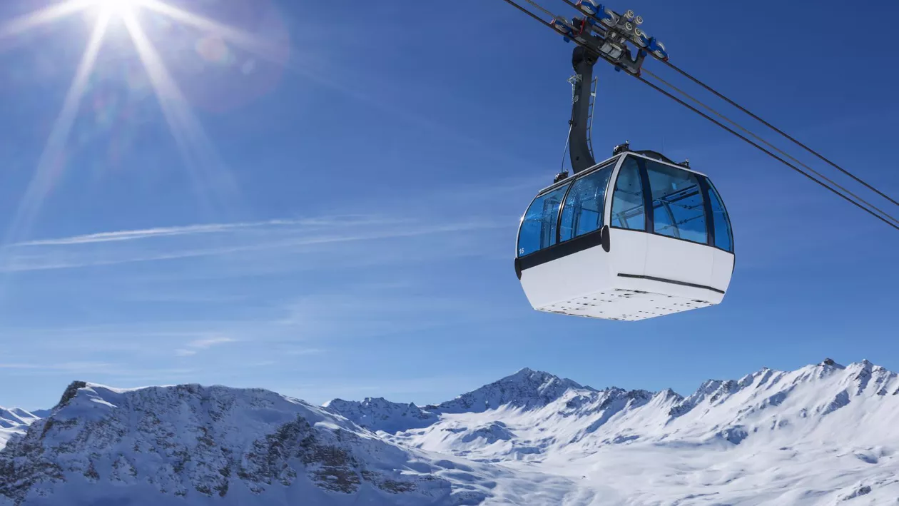 Un schior de 29 de ani a murit după ce a căzut dintr-o telegondolă în Munții Alpi / Acesta se filma distrându-se cu prietenii