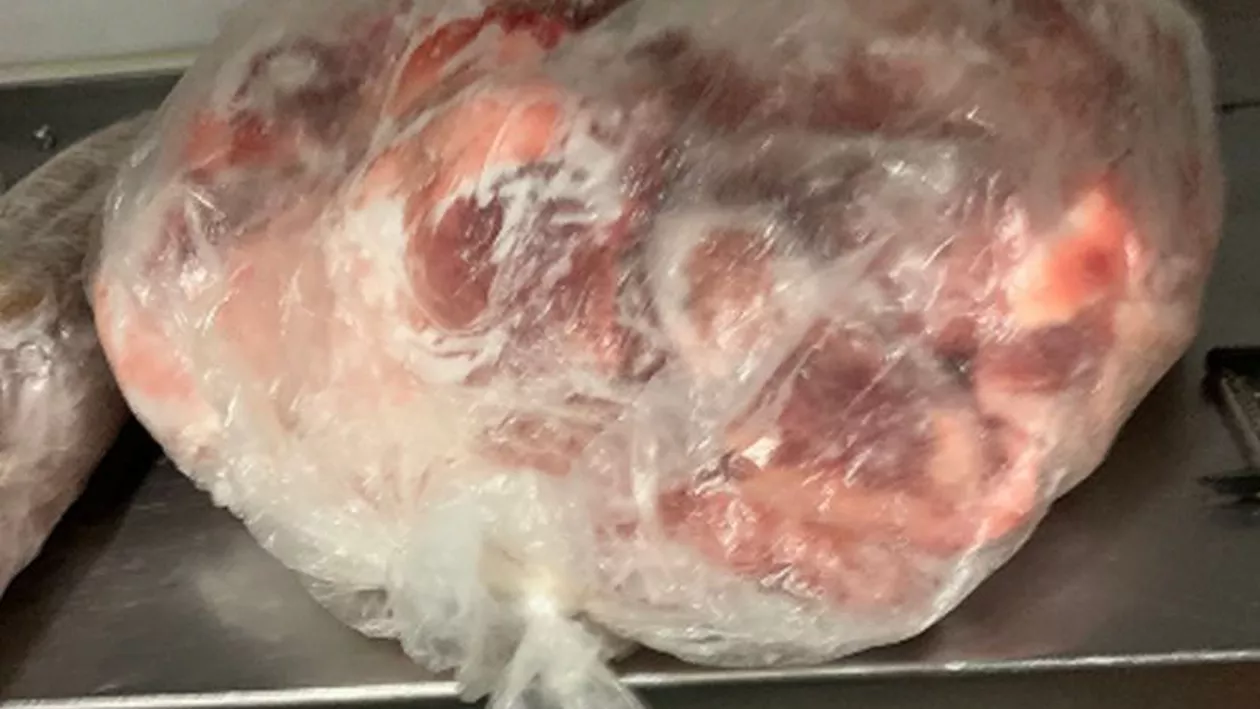 Măcelării închise și sute de kg de carne retrase de la vânzare, în Constanța. Asta mi se pare o coadă de crocodil. Muşcă?