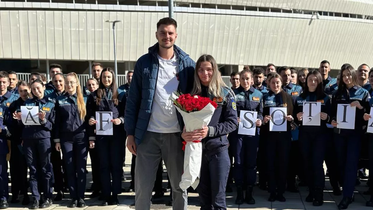 Moment inedit: Cerere în căsătorie, în fața sediului IPJ Gorj