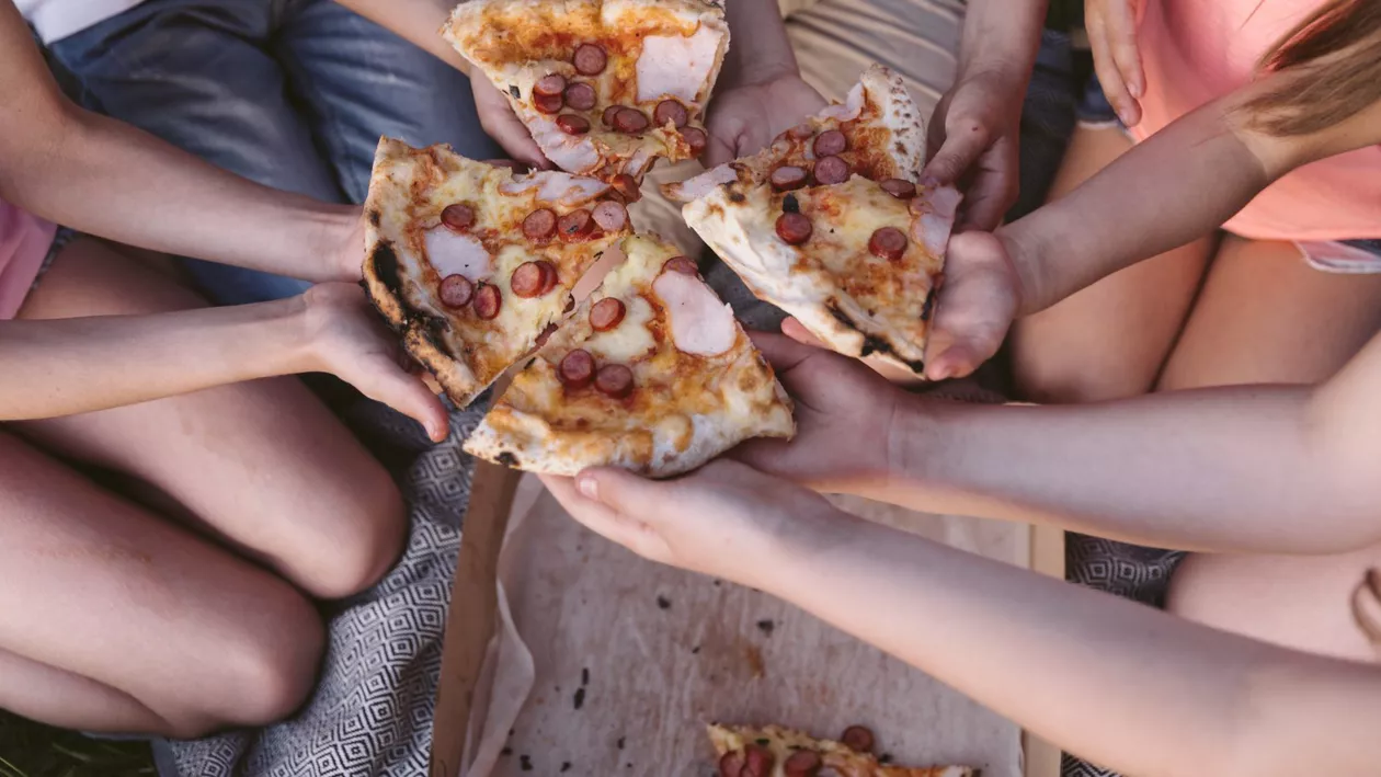 Cât a plătit o turistă pe o felie de pizza cumpărată dintr-un restaurant din Mamaia. A fost obligată să plătească și ketchup-ul