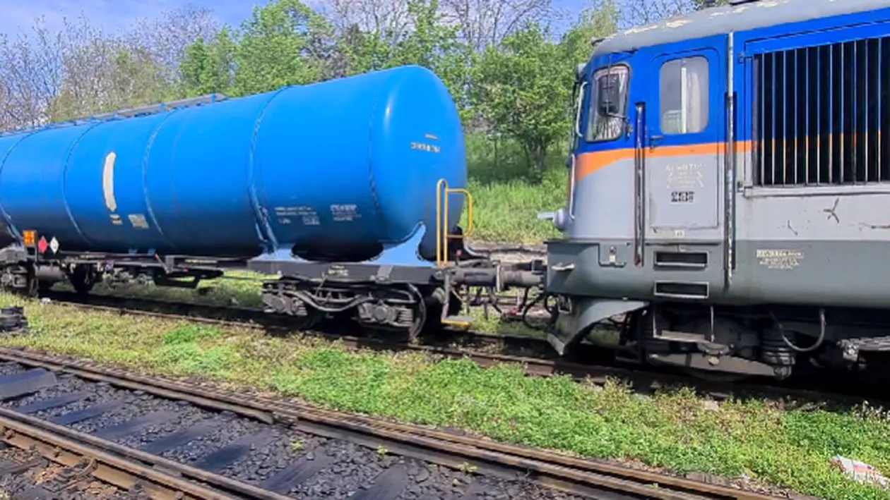 Situație periculoasă lângă Gara Oradea! Locomotiva unui tren care transporta motorină a luat foc