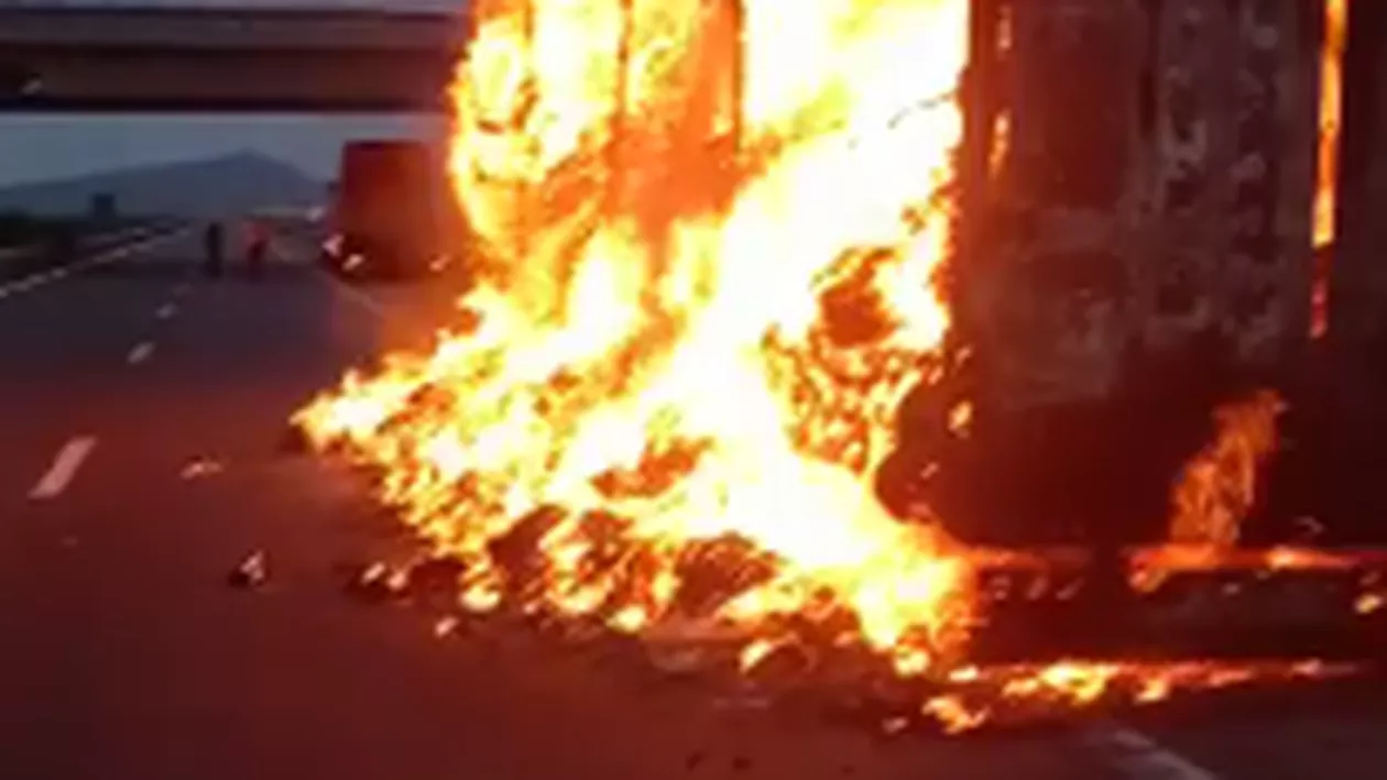 Incendiu pe Autostrada A10, sensul de mers Teiuş – Alba Iulia, după ce remorca unui TIR a luat foc