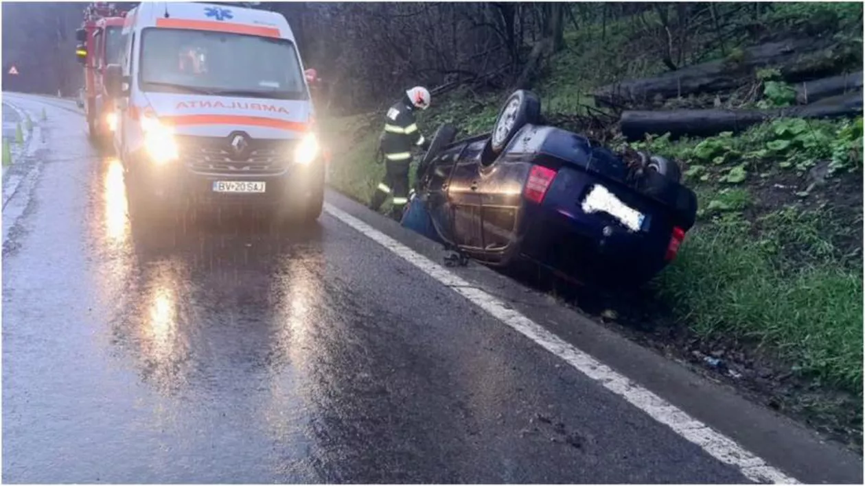 Un tânăr de 26 de ani a pierdut controlul volanului și s-a răsturnat cu mașina pe plafon, lângă Timișu de Sus