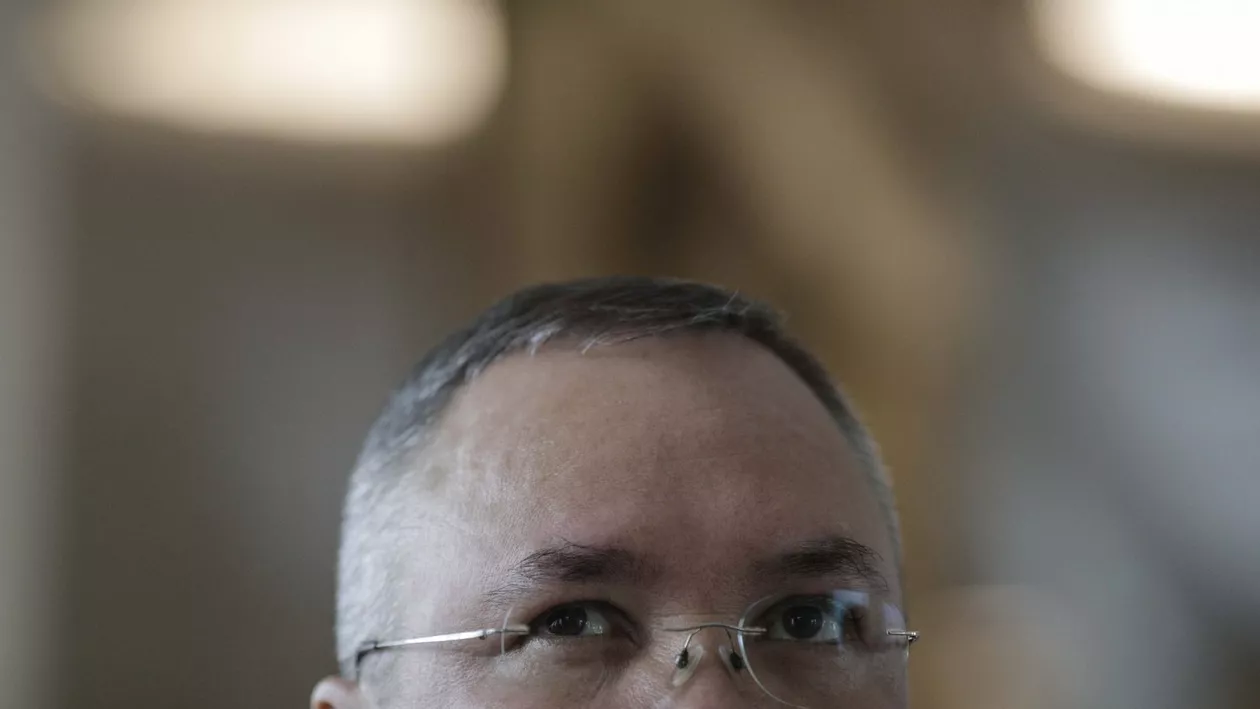 Nicolae Ciucă, prim-ministru, filosof: „Se zice 'asta ne e crucea, asta o ducem'. Dar când ajungem, e important să stea în picioare! De dus e ușor, de așezat e mai greu...” (VIDEO)