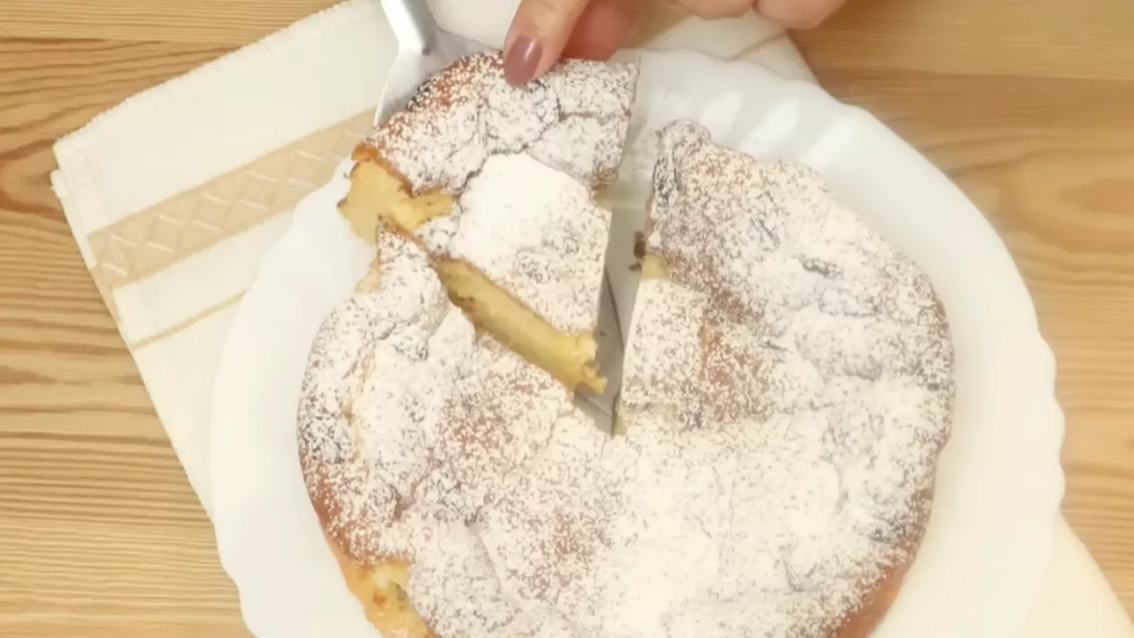 Pască de Paște cu umplutură bogată și aluat pufos: Rețeta care va impresiona pe toată lumea!