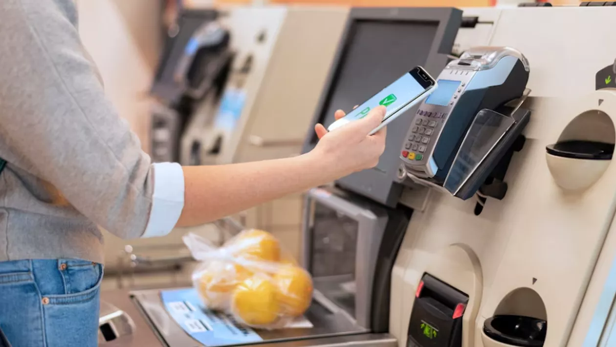 Magazinele și-au chemat casierii înapoi. Comercianții care i-au eliminat s-au lovit de o problemă majoră