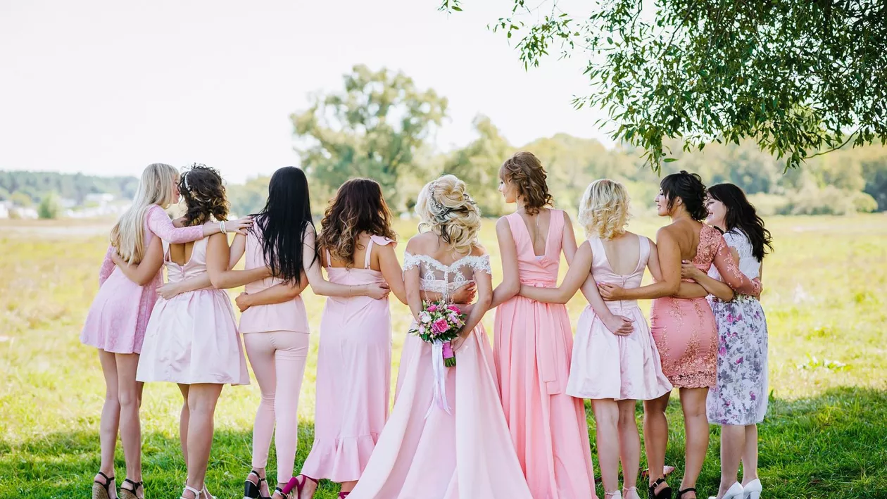 Un bărbat cu șase soții a cheltuit 100.000 de dolari pentru un pat de 6 metri. El era obligat să doarmă pe jos