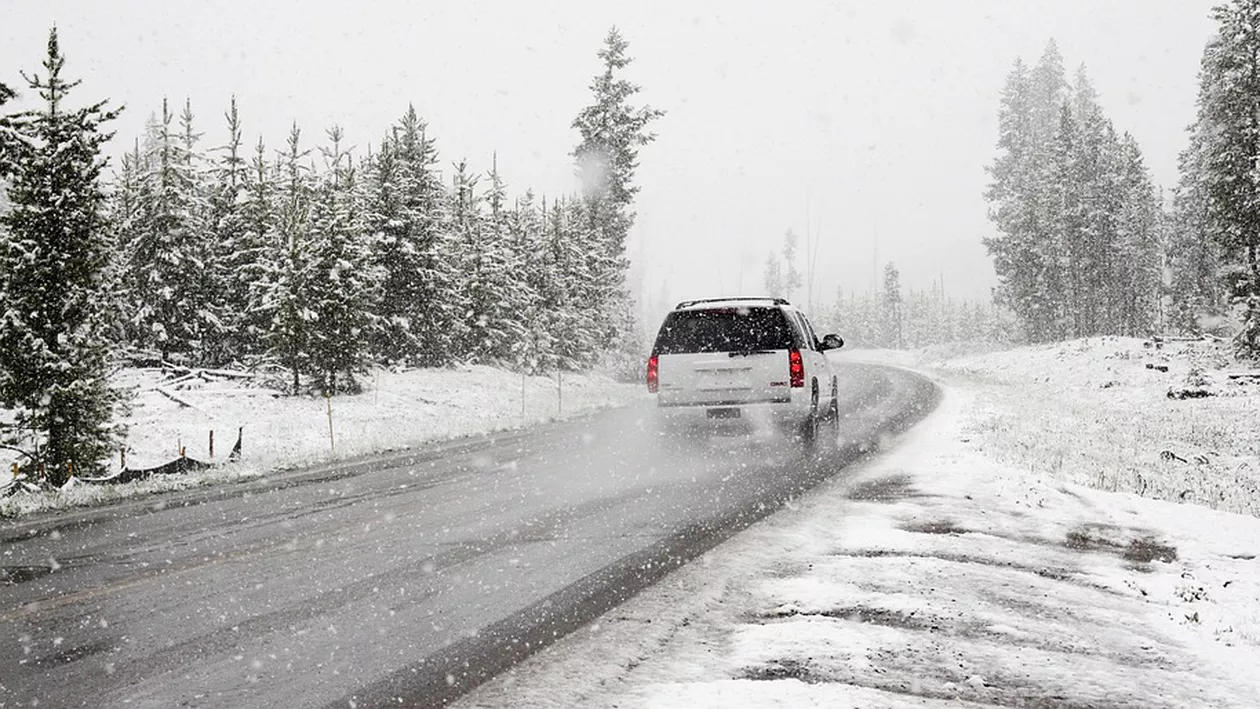 După temperaturile de primăvară, iarna a revenit în România. Care este starea drumurilor