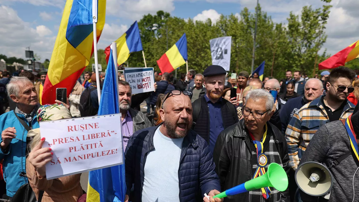 Ludovic Orban ar fi fost agresat de susținătorii AUR: „Am fost scuipat, lovit cu un băț de la steag, lovit cu piciorul ca să nu se vadă pe camere, înjurat, insultat în cele mai grobiane mijloace” (FOTO, VIDEO)