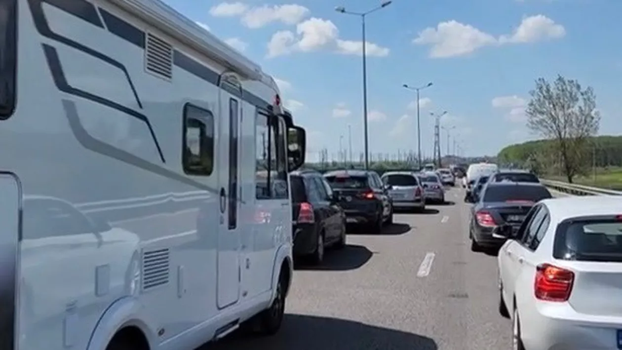 Trafic infernal pe Autostrada Soarelui. Cozile de mașini se întind pe kilometri întregi