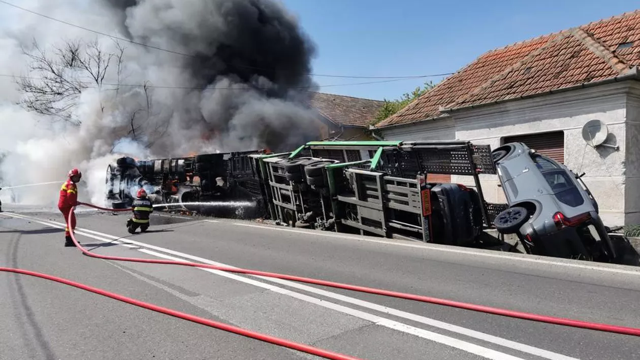 Un TIR care transporta 8 mașini s-a răsturnat și a luat foc, în Hunedoara / Autoturismele de pe platformă au fost distruse (FOTO)