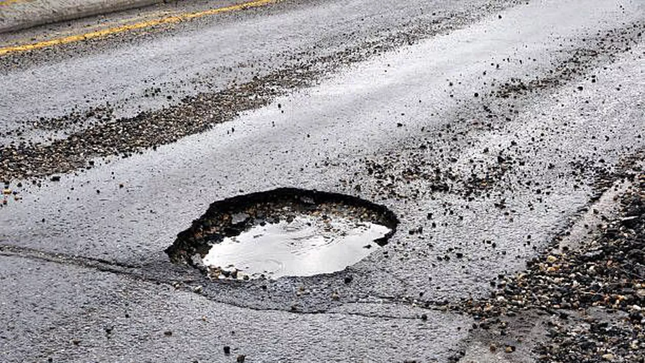 Un bătrân din Italia, amendat cu sute de euro pentru că a astupat o groapă / Acum vrea să lupte împotriva „nedreptății”