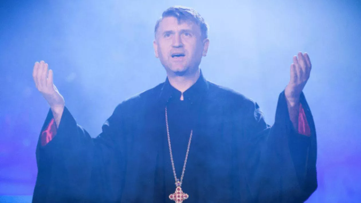 Cristian Pomohaci, fostul preot acuzat de racolare de minori, și-a făcut biserică acasă / BOR îi îndeamnă pe credincioși să nu meargă la slujbele lui