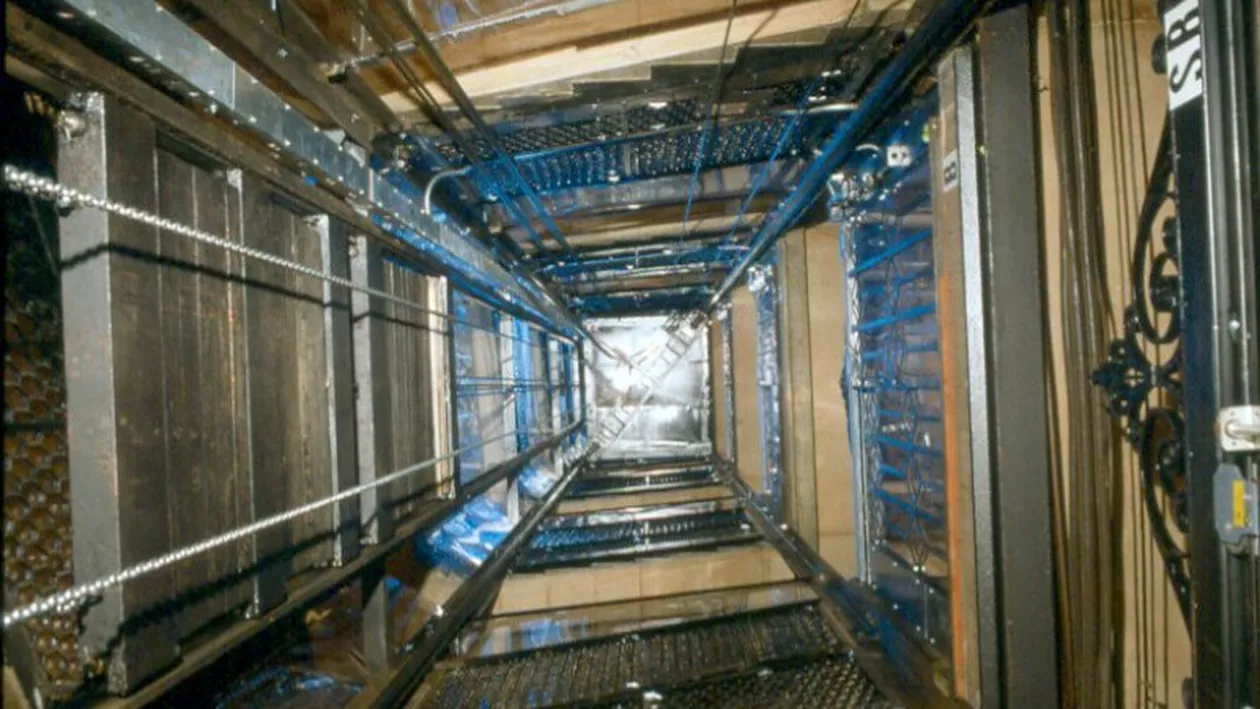 Incident grav în București: Un muncitor este în stare critică, după ce a căzut în puțul liftului / S-a prăbușit de la etajul cinci